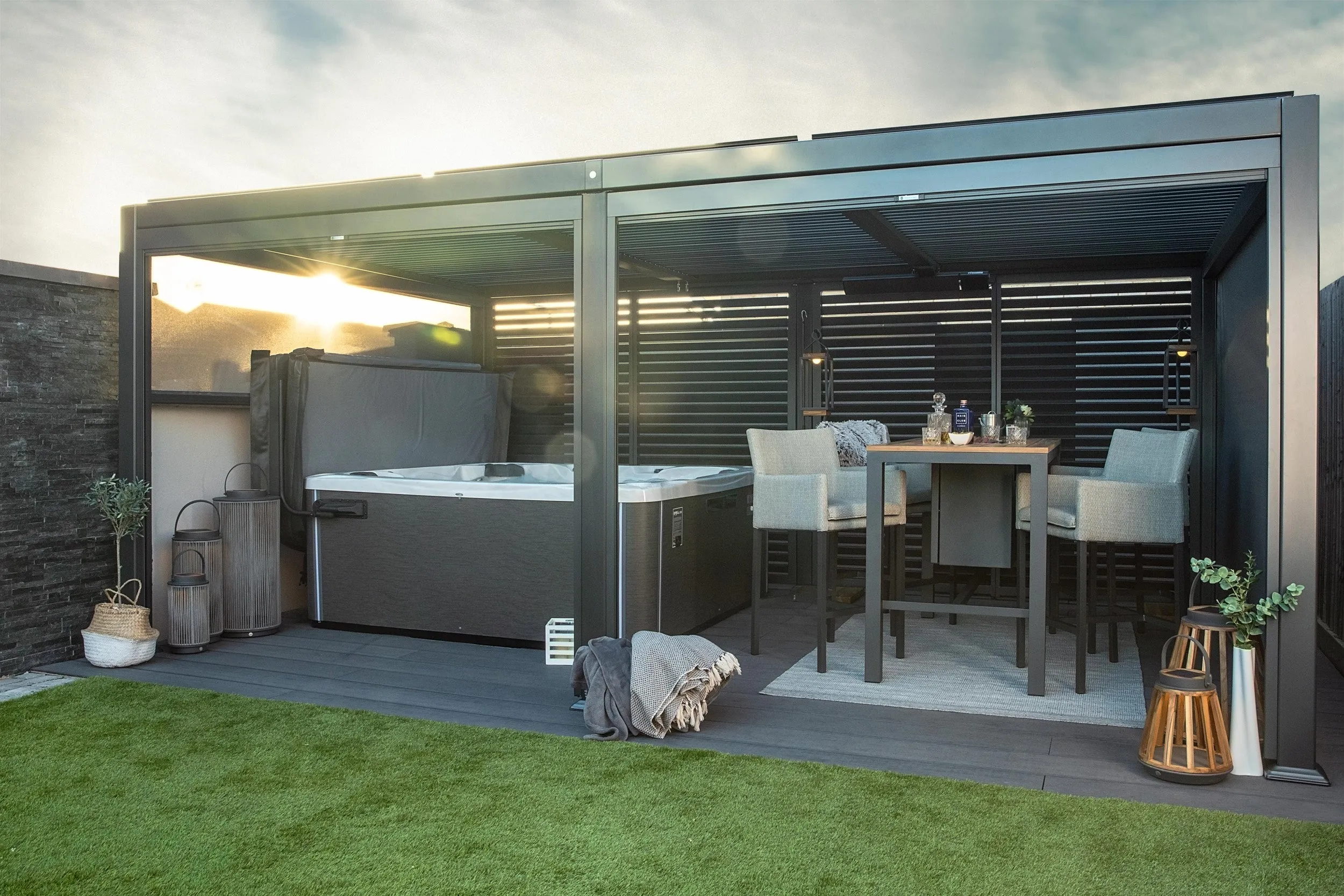 Maranza Manual Deluxe Louvered Pergola 3.5m x 5.4m   6 screens (matt white)